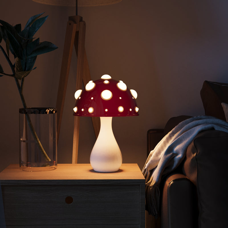 "Dimbar trådløs LED bordlampe i Amanita-design, soppinspirert form med elegant metallstilk og varm lyskuppel."
