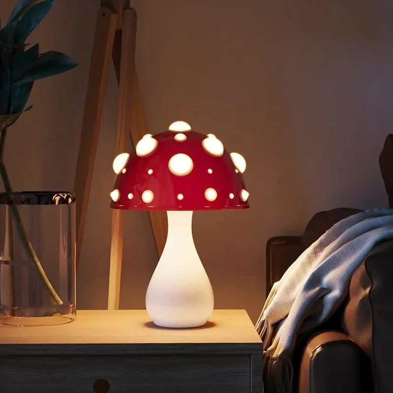 "Dimbar trådløs LED bordlampe i Amanita-design, soppinspirert form med elegant metallstilk og varm lyskuppel."