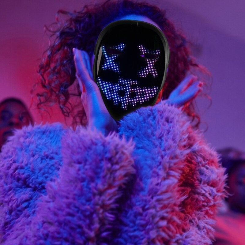 Utvalg LED-masker for Halloween, alle med Bluetooth-kontroll for varierte lyseffekter og festutstyr.