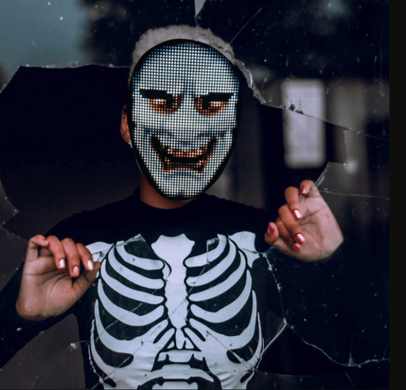 Skjermbilde av mobilapp som kontrollerer DIY Halloween LED-maske via Bluetooth, ulike lyseffekter.