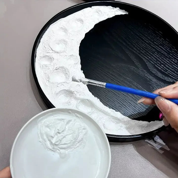 "DIY månelampe med realistisk måneoverflate og beroligende lys, perfekt for kreativ innredning av stuen eller soverommet."