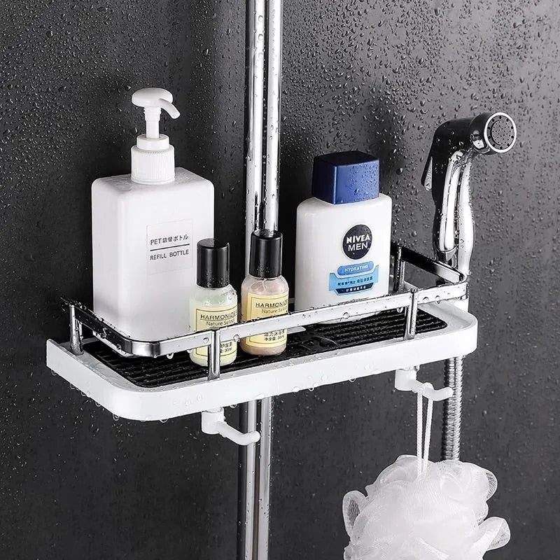 Universal dusjhylle fylt med sjampo og såpe, demonstrerer organisering og hygiene på moderne bad.