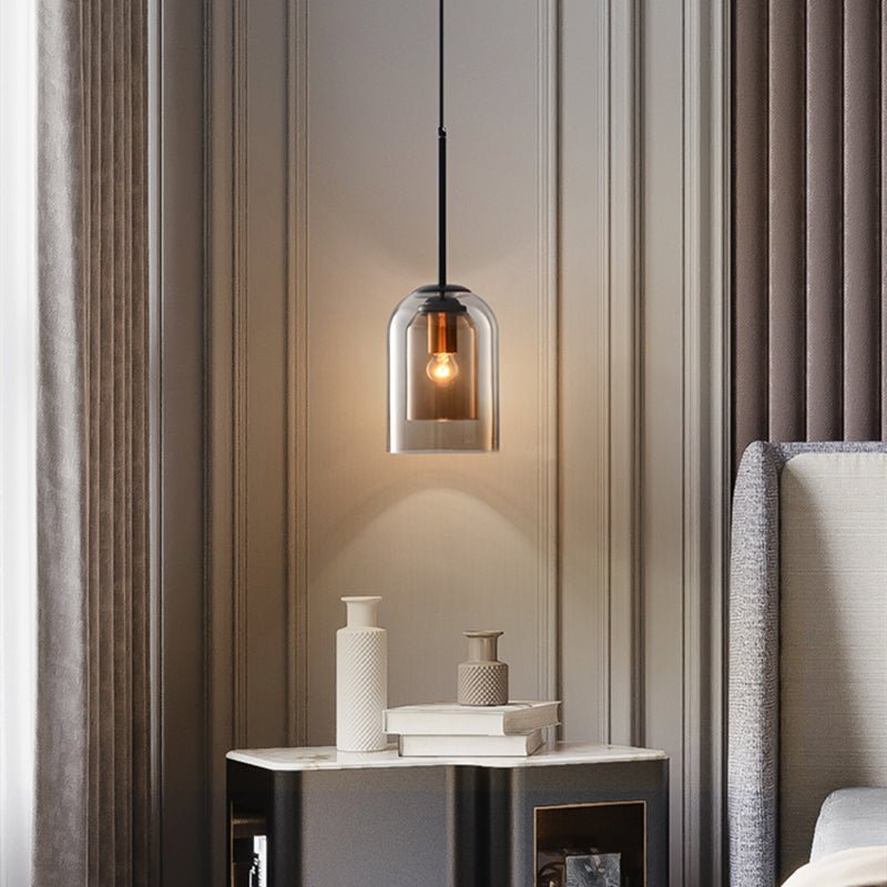 Moderne glass pendellampe med to skjermer, røykgrå finish og stilige 'rost' metall detaljer.