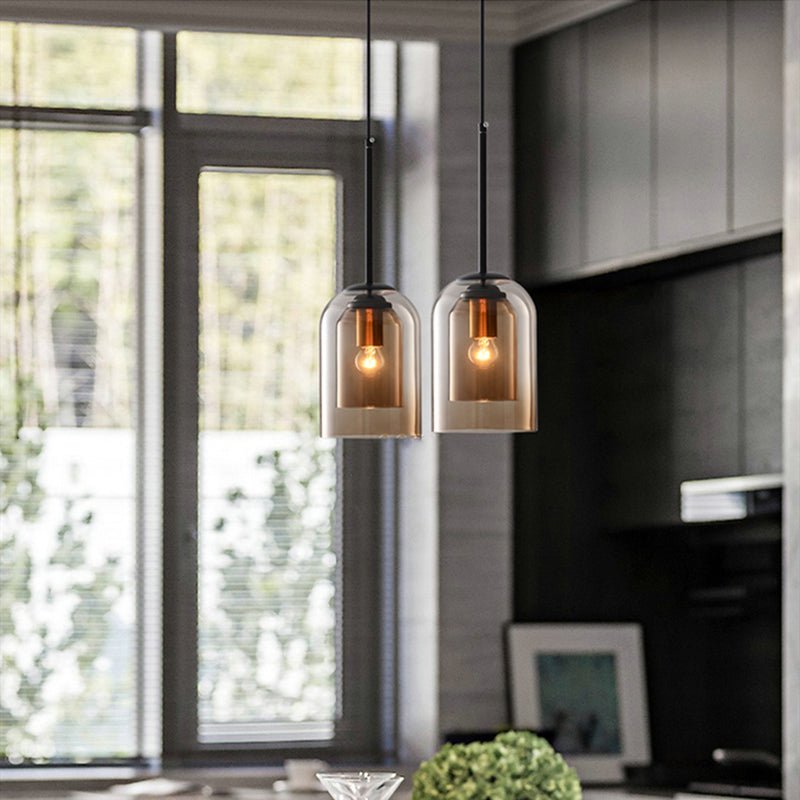 Designlampe: Dobbel pendellampe i røykgrått glass med justerbar høyde for spisestuen. Dimbar.