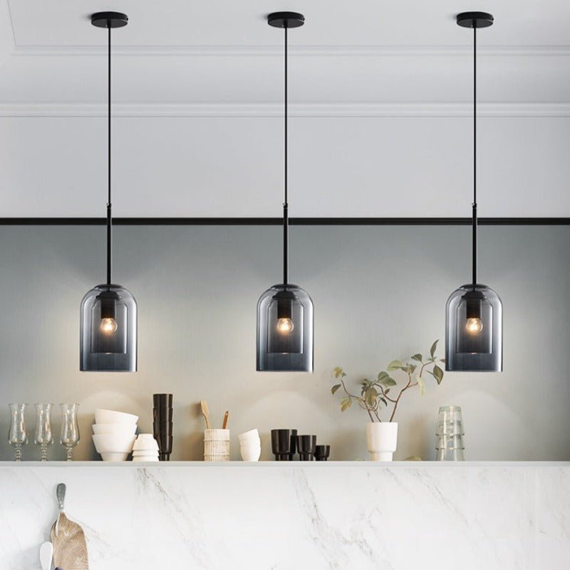 Elegant dobbel glasslampe, røykgrå, gir myk og dimbar belysning. Passer i moderne hjem.