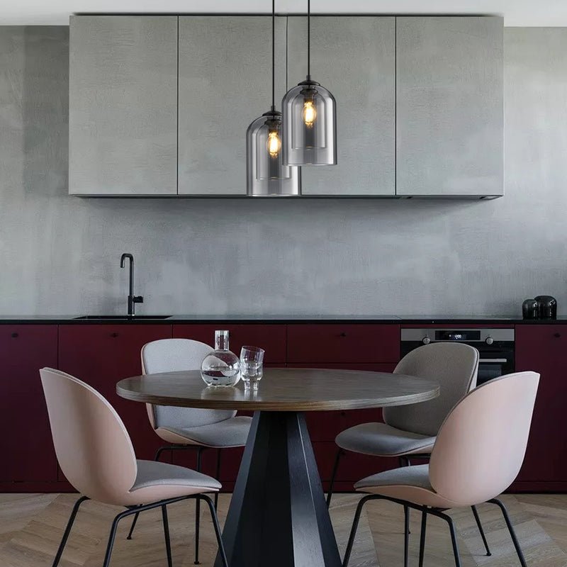 Røykgrå dobbel pendellampe i glass, designet for fleksibel og justerbar rombelysning.