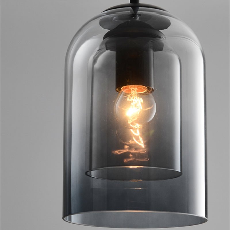 Moderne belysning: Dobbel pendellampe i røykgrått glass med dekorative 'rost' metallaksenter.