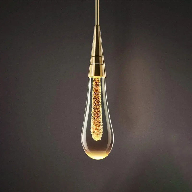 Design vegglampe i dråpeform med varm glød, perfekt som belysning i stuen eller over spiseplassen.