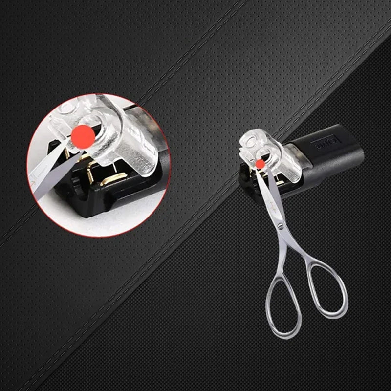 "Effektiv dobbel-leder plug-in-kontakt med låsespenne i beige og blått for sikre elektriske prosjekter, verktøy og DIY."