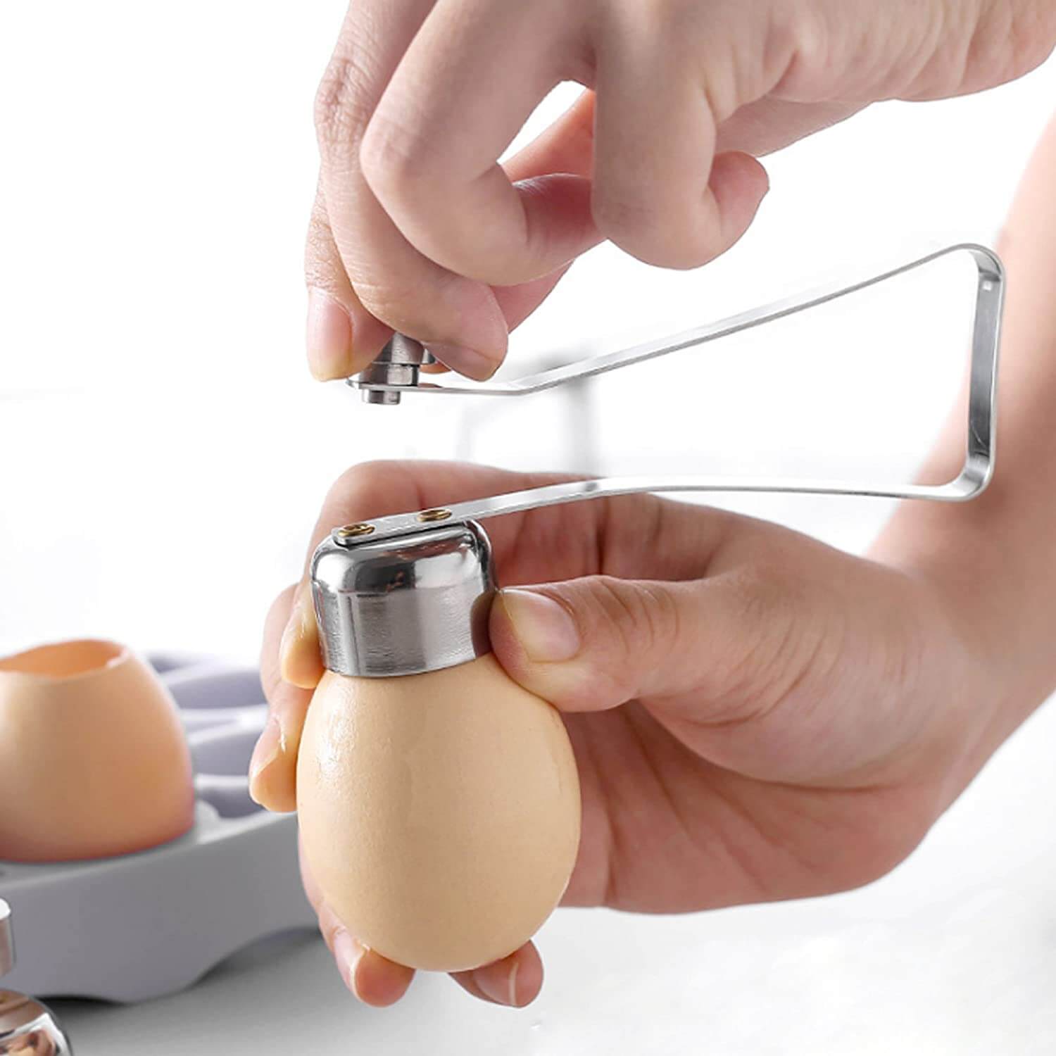 Moderne eggeknekker i rustfritt stål liggende på en ren kjøkkenbenk, klar for dagens frokost.
