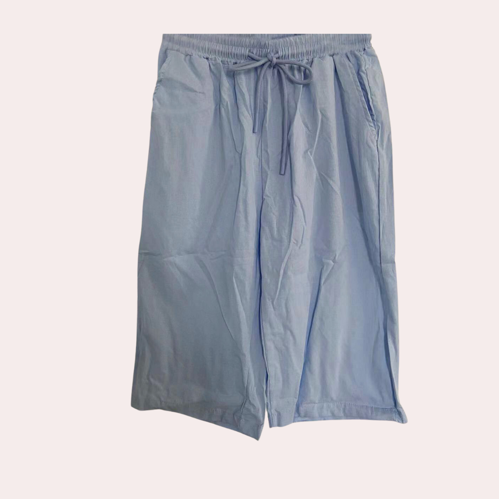 "Elastiske kvinneshorts i himmelblått med praktiske lommer, perfekt for sommermote og avslappet stil."