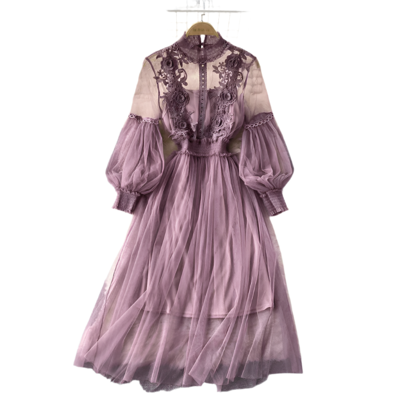 Elegant aftenkjole for kvinner med intrikate blomsterdetaljer, perfekt for formelle anledninger og fester.