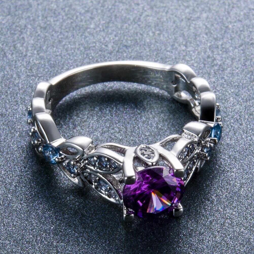 Kvinnelig ametystring smykke som viser ringens glans og lilla zirkonens farge eleganse