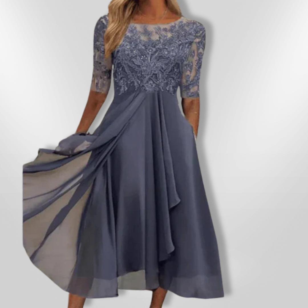 Asymmetrisk blonderkjole, elegant og stilren aftenkjole for kvinner. Perfekt som formell festkjole.