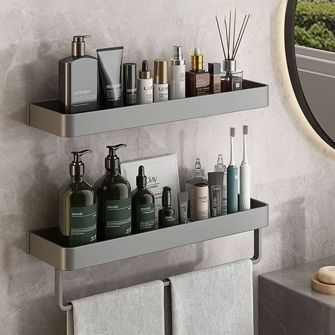 Stilren baderomshylle med moderne finish, smart oppbevaring og håndkleholder for et moderne bad.
