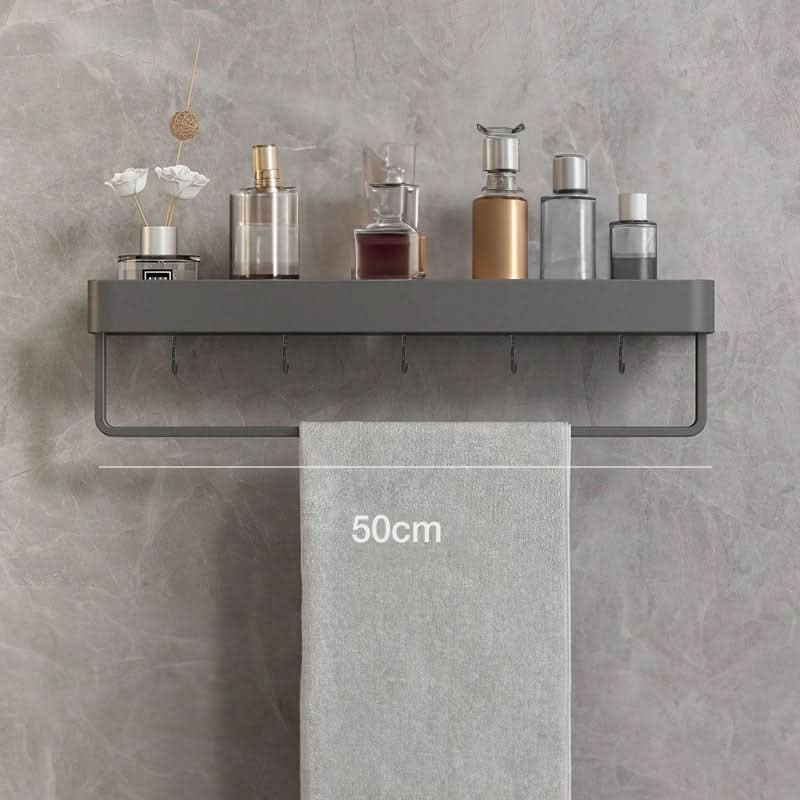 Smart oppbevaringsløsning for badet; elegant vegghylle med praktisk håndkleholder for håndklær.