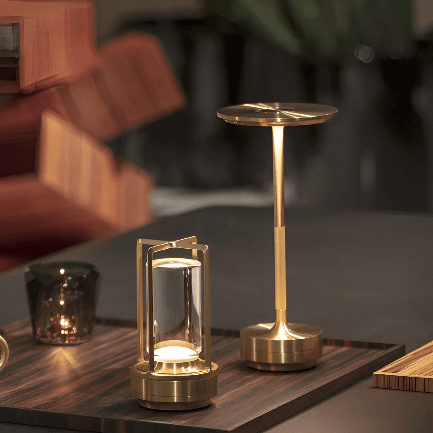 "Elegant, bærbar LED-bordlampe i svart, gull eller sølv med USB-opplading; ideell for moderne og klassiske rom."