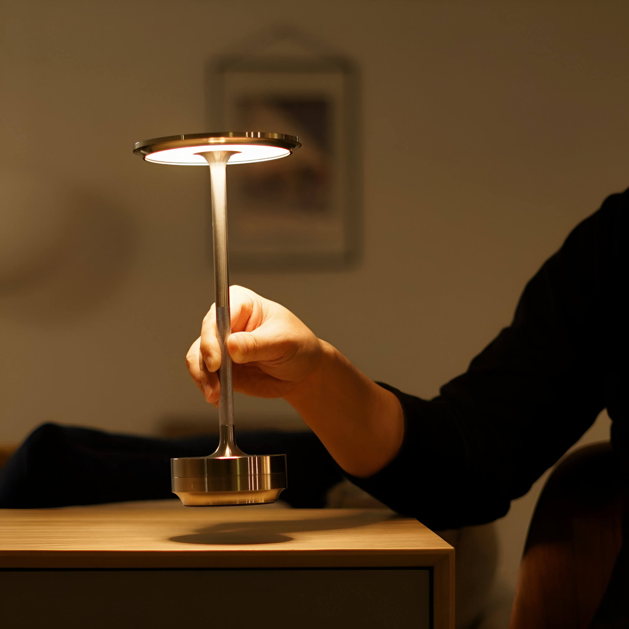 "Elegant, bærbar LED-bordlampe i svart, gull eller sølv med USB-opplading; ideell for moderne og klassiske rom."