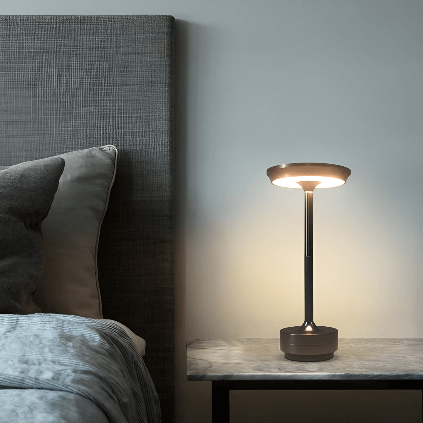 "Elegant, bærbar LED-bordlampe i svart, gull eller sølv med USB-opplading; ideell for moderne og klassiske rom."