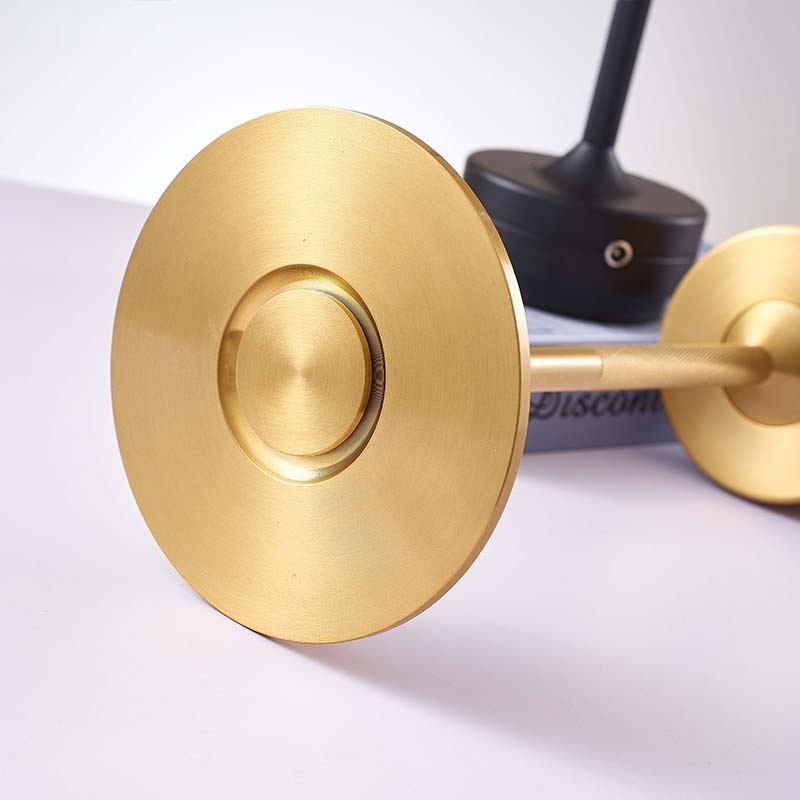 "Elegant, bærbar LED-bordlampe i svart, gull eller sølv med USB-opplading; ideell for moderne og klassiske rom."
