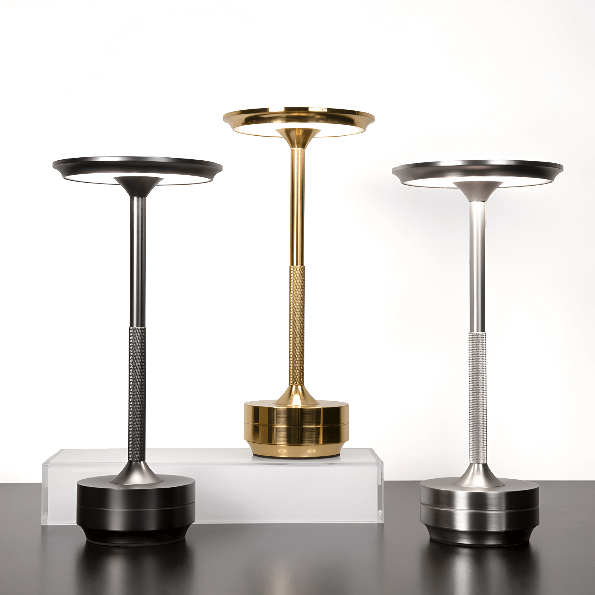 "Elegant, bærbar LED-bordlampe i svart, gull eller sølv med USB-opplading; ideell for moderne og klassiske rom."