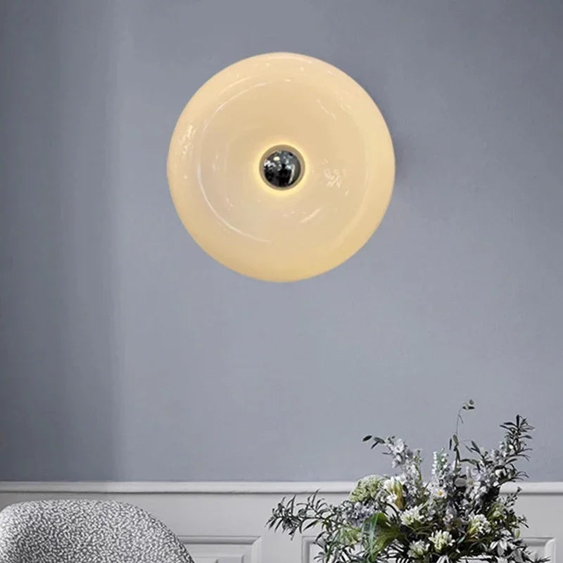 "Elegant Bauhaus Donut lampe i hvit og oransje, dimmbart lys, vegg- og bordbruk. Flott til moderne interiør."