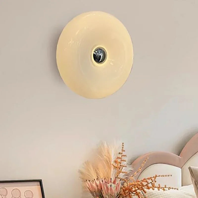 "Elegant Bauhaus Donut lampe i hvit og oransje, dimmbart lys, vegg- og bordbruk. Flott til moderne interiør."