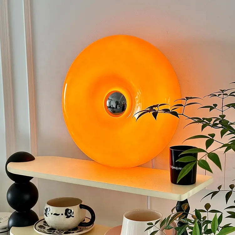 "Elegant Bauhaus Donut lampe i hvit og oransje, dimmbart lys, vegg- og bordbruk. Flott til moderne interiør."