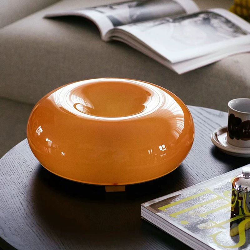 "Elegant Bauhaus Donut lampe i hvit og oransje, dimmbart lys, vegg- og bordbruk. Flott til moderne interiør."