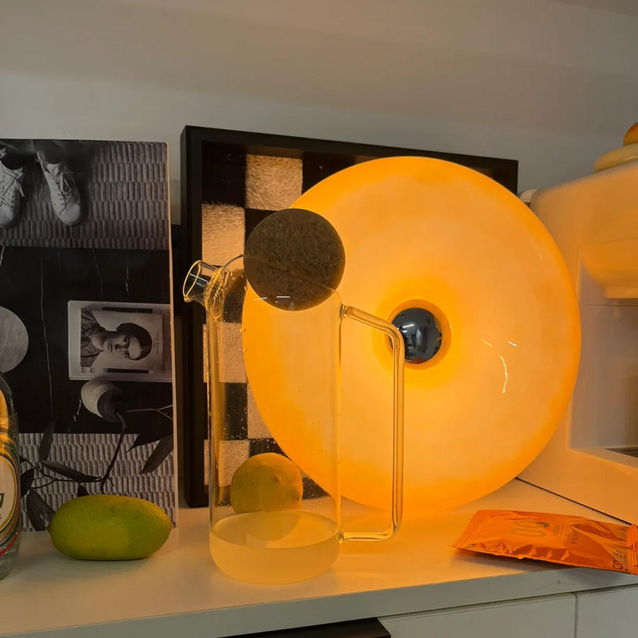 "Elegant Bauhaus Donut lampe i hvit og oransje, dimmbart lys, vegg- og bordbruk. Flott til moderne interiør."