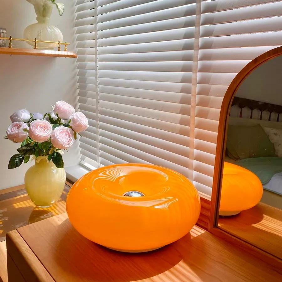 "Elegant Bauhaus Donut lampe i hvit og oransje, dimmbart lys, vegg- og bordbruk. Flott til moderne interiør."