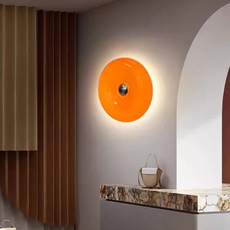 "Elegant Bauhaus Donut lampe i hvit og oransje, dimmbart lys, vegg- og bordbruk. Flott til moderne interiør."
