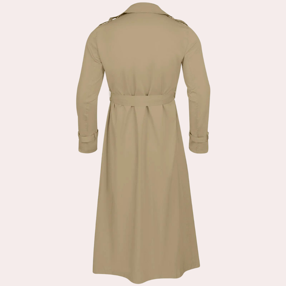 Mann i avslappet, elegant herretrenchcoat i beige. Komfortabel ytterjakke, ideell for høst og vinter.