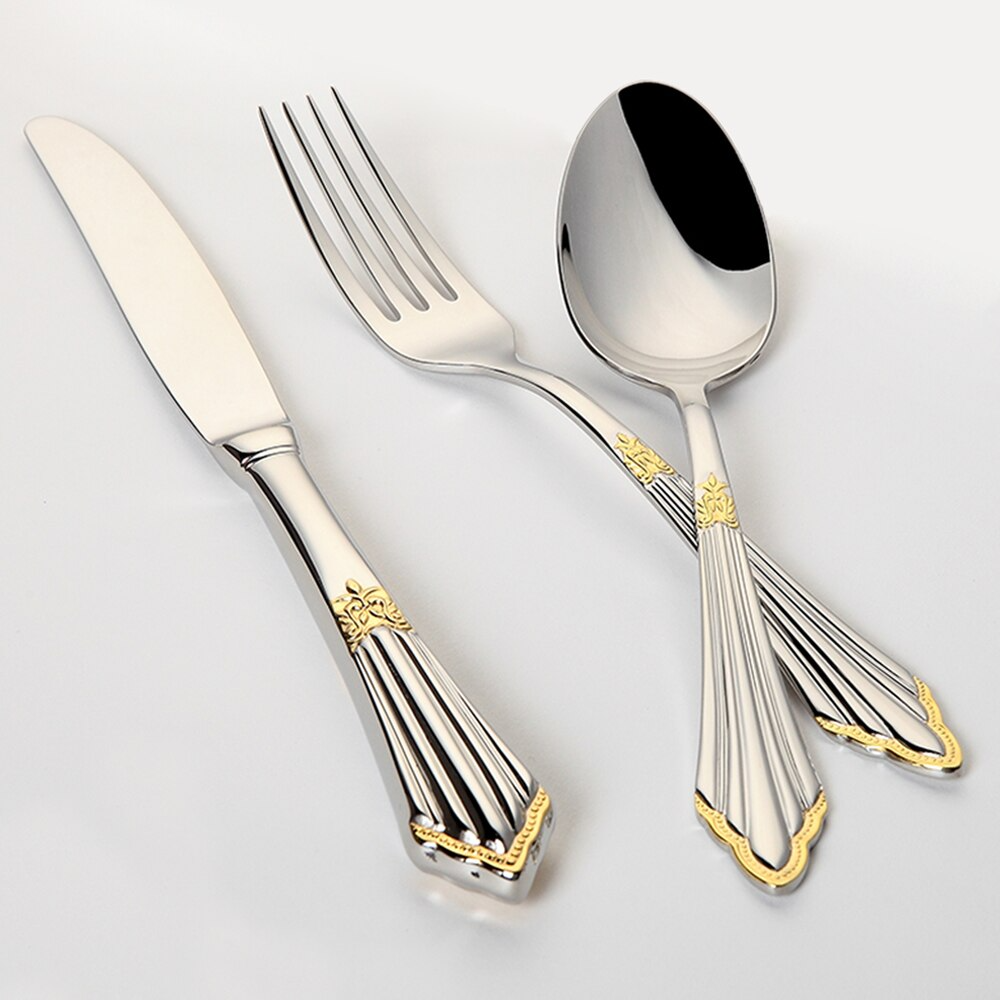 Nærbilde av elegant middagskniv i rustfritt stål fra bestikksett. Høy kvalitet for fest og hverdags.