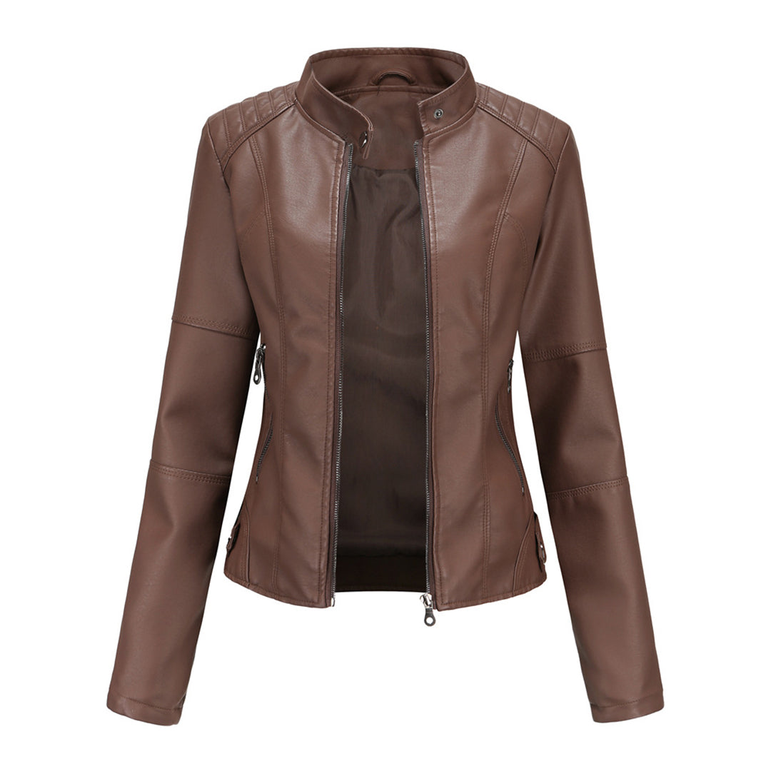 Elegant biker skinnjakke for kvinner i mykt skinn, detaljert med symmetrisk glidelås. Flere farger tilgjengelig.