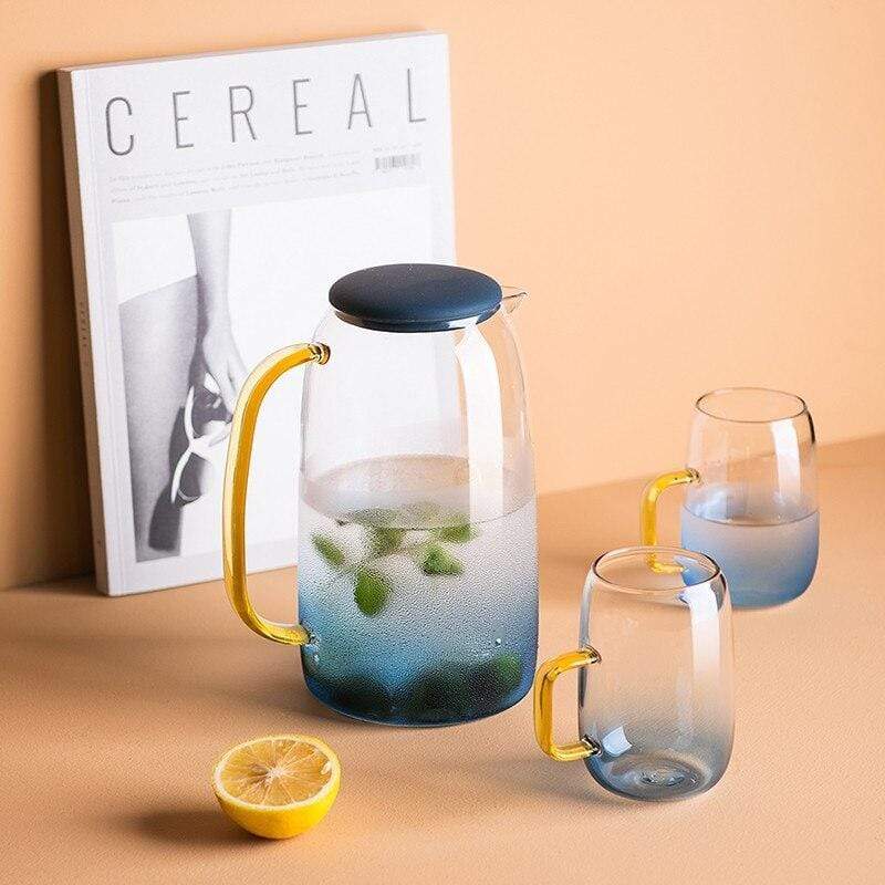 Håndblåst borosilikatglass karaffelsett i blått med drikkeglass. Slitesterkt og stilfullt kjøkkenutstyr.