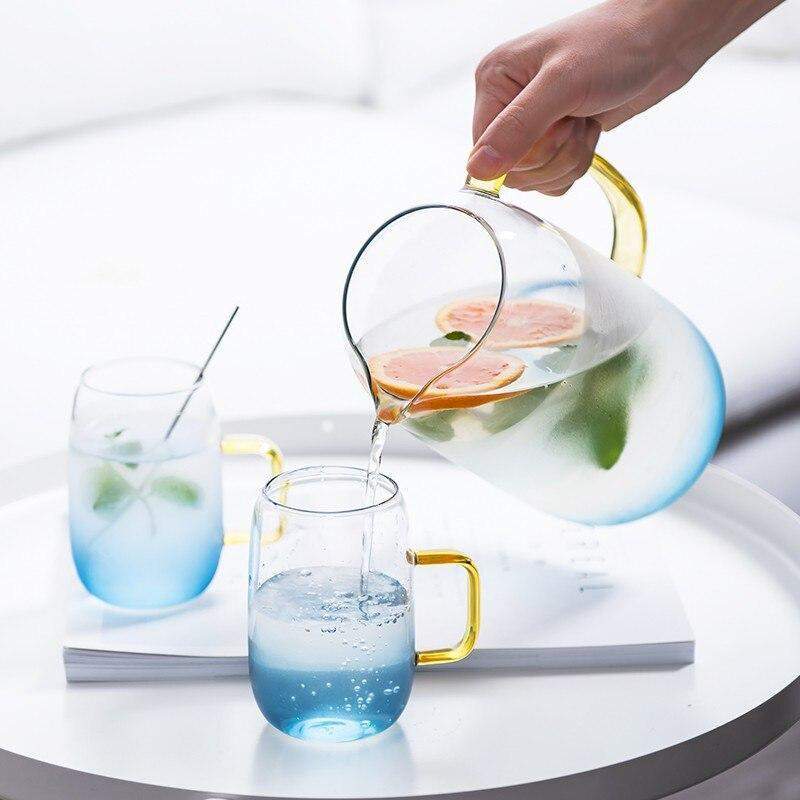 Stilrent serveringssett med blå glasskaraffel og matchende drikkeglass. Elegant borddekking til hjemmet.