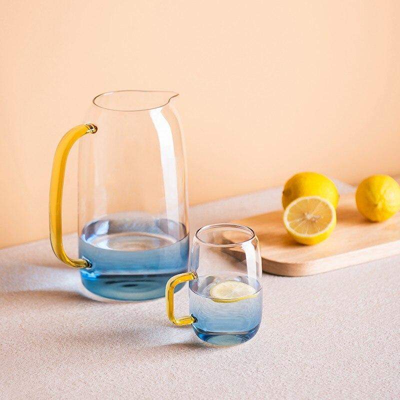 Blått borosilikatglass karaffelsett; robust, elegant og oppvaskmaskinvennlig. Inkluderer drikkeglass.