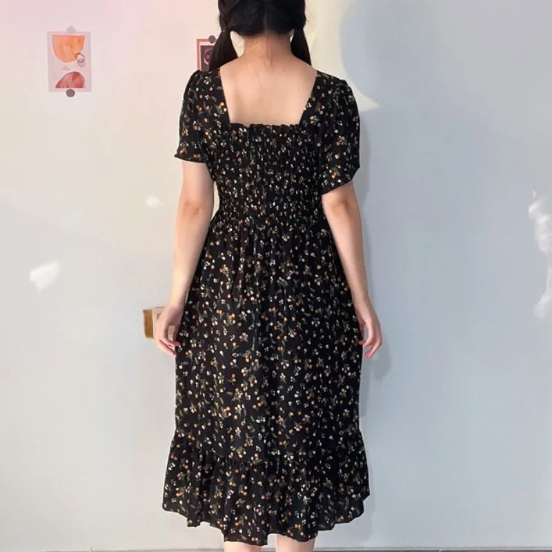 Elegante blomstrete midikjole til damer, ideell som festkjole eller feriekjole om sommeren. Trendy damemote.