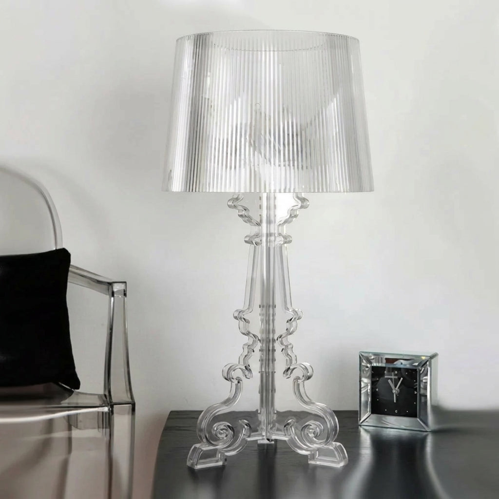 Nærbilde av svart bordlampe med intrikate barokke detaljer og stabil base. Tidløs interiørdekorasjon.