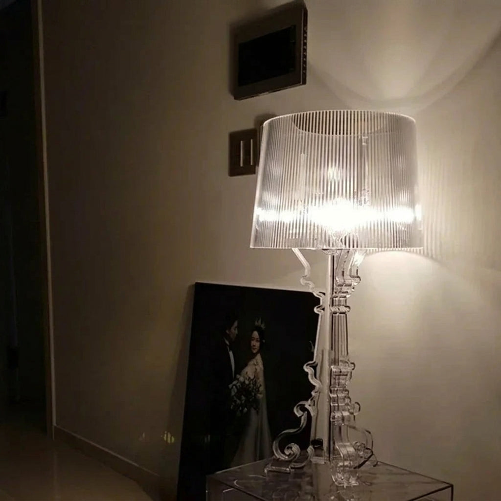 Svart bordlampe med justerbar høyde som skaper stemningsbelysning i en moderne stue. Elegant barokkstil.
