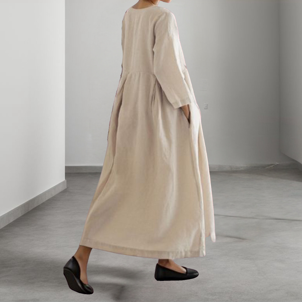 Elegant brun damekjole med moderne design og flatterende passform, ideell for sommerens anledninger.