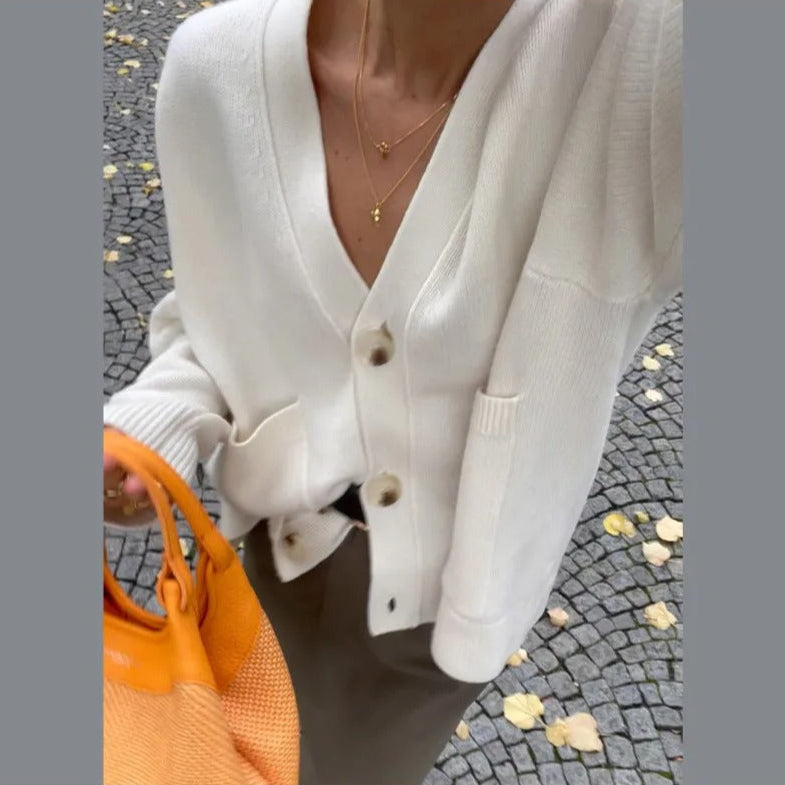 Detaljert bilde av V-hals strikk cardigan i en elegant brunfarge for kvinner