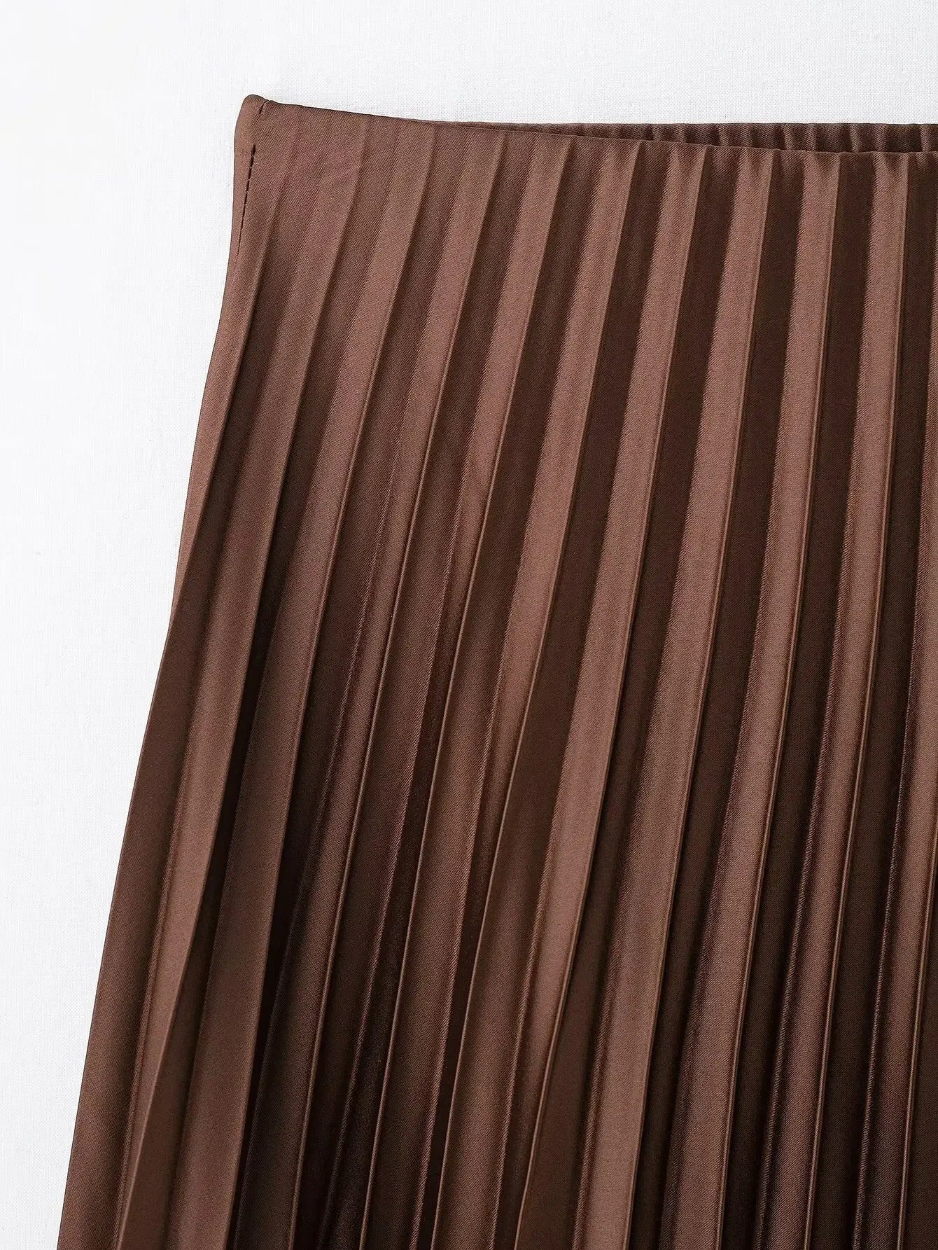 Allsidig dame plissert midiskjørt med høyt liv i beige/brun. Perfekt for fest eller hverdagsbruk.