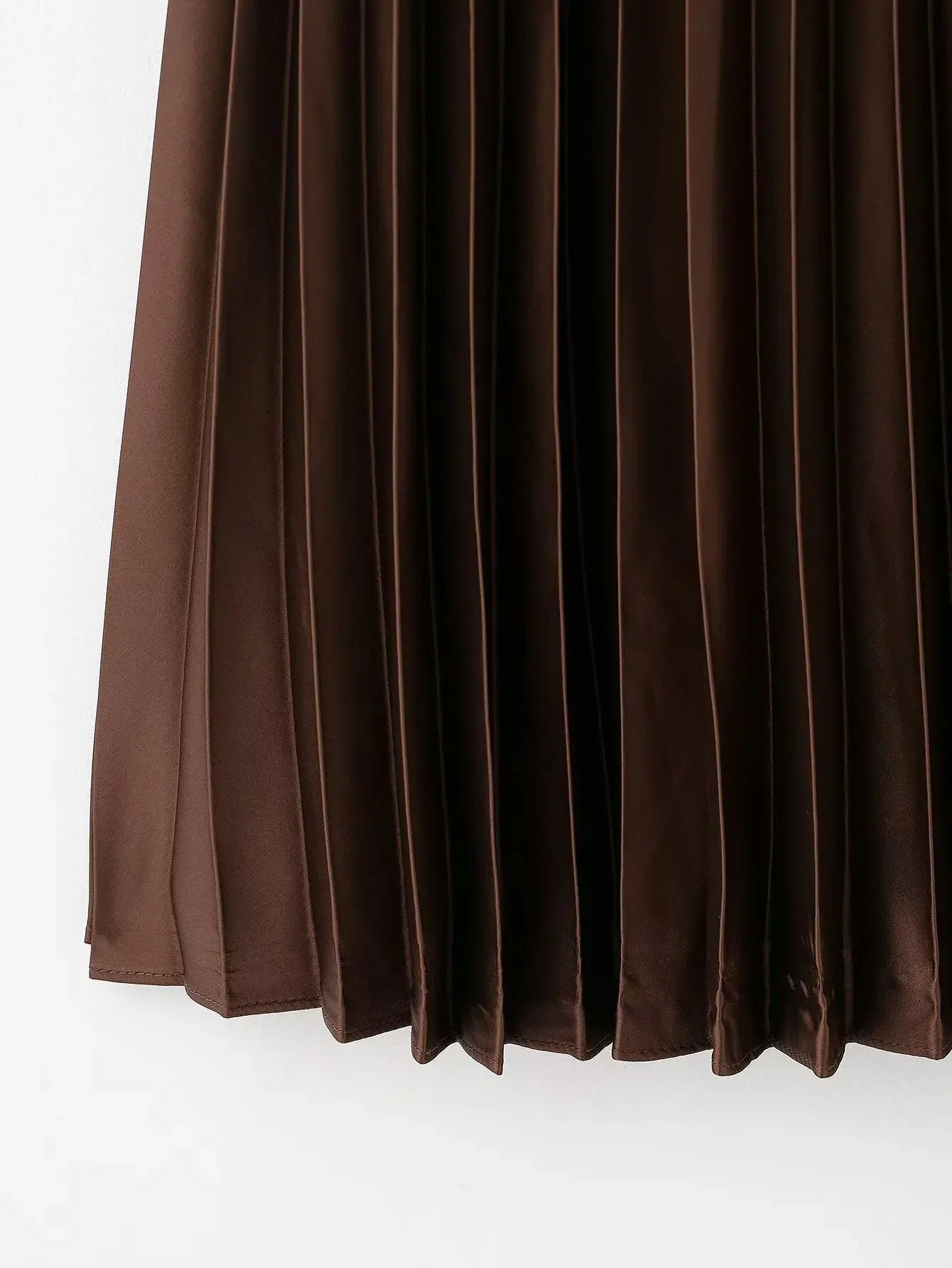 Beige plissert midiskjørt for dame med høyt liv. Tidløst, elegant design og behagelig passform.
