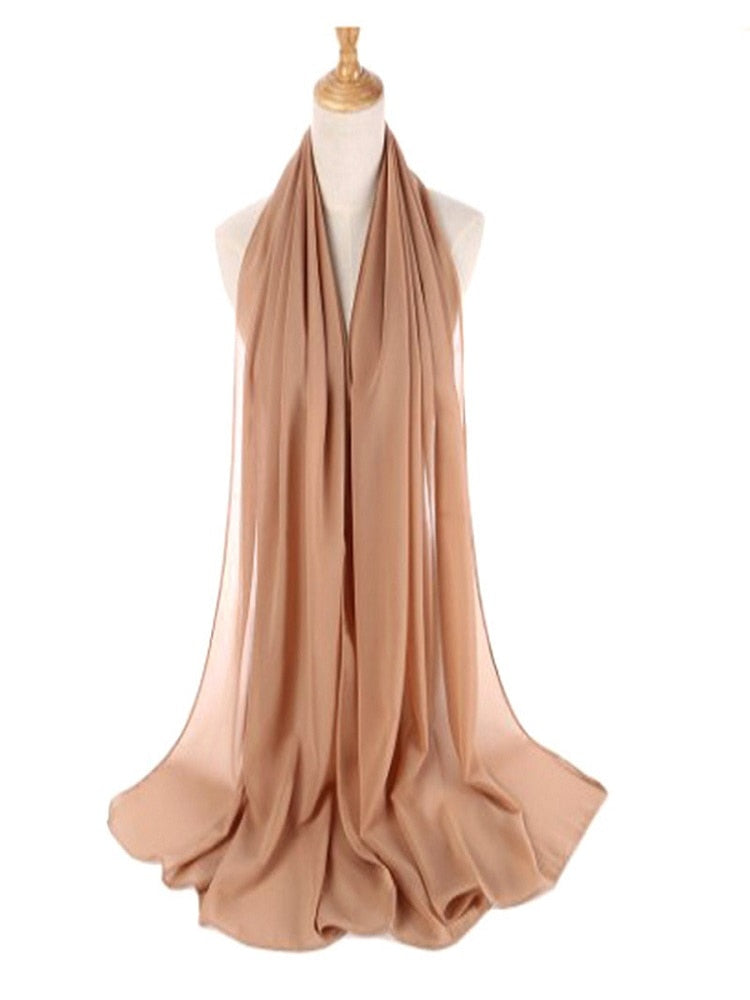 Pent chiffon hodeplagg i en dempet fargetone