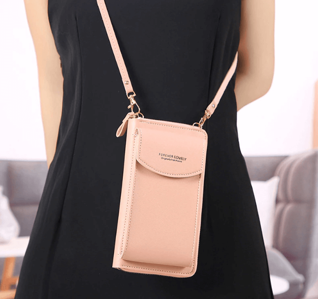 Åpen elegant crossbody veske i brunt, viser romslig interiør, praktisk håndveske.