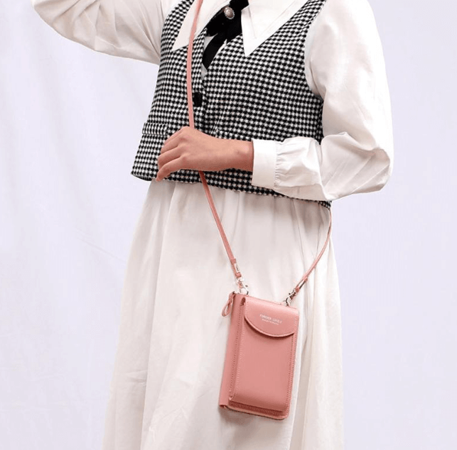 Modell bærer elegant brun crossbody veske, PU-skinn, perfekt som skulderveske.