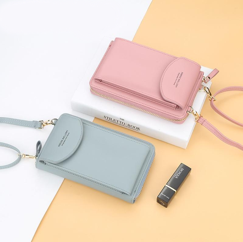 Mote brun crossbody veske, laget av skinn, ideell for damer som søker et elegant tilbehør.