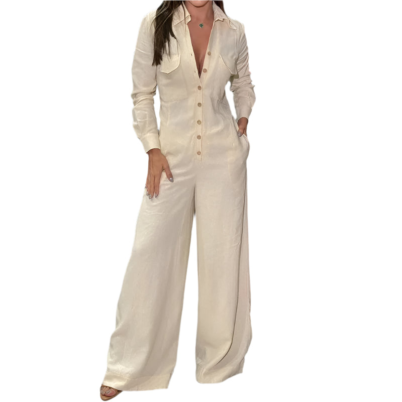 Beige langermet jumpsuit til dame, med klassisk krage, vide ben og komfortabel passform.